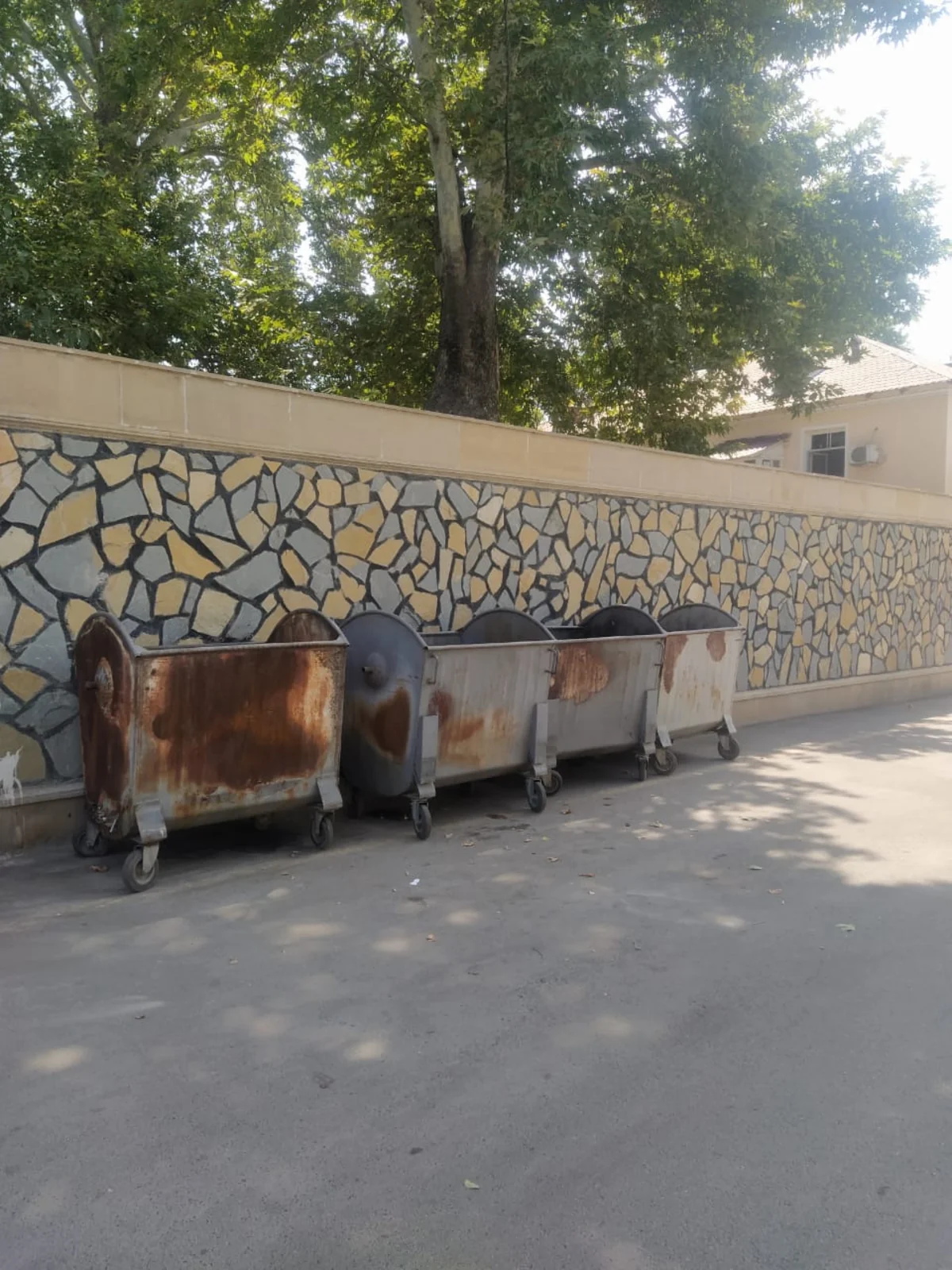 Bərdədə tullantıların qalaqlandığı ərazilərə əlavə konteynerlərin yerləşdirilməsi göstərişi verilib