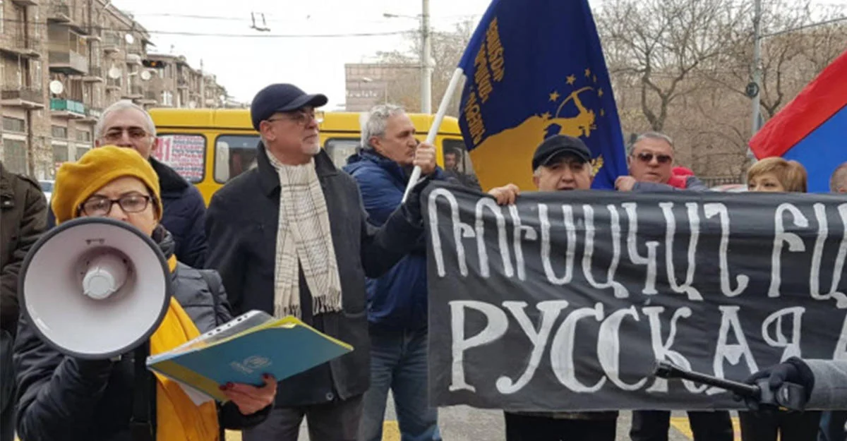 Перед посольством России в Армении проходит акция протеста - ВИДЕО