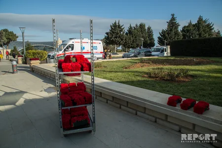 Bakı şəhidlərini anmağa hazırlaşır - FOTOREPORTAJ