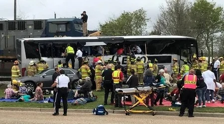 ABŞ-da qatarla sərnişin avtobusu toqquşub, azı 3 nəfər ölüb