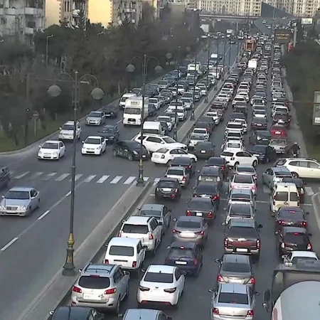 Bakının bir sıra yollarında tıxac yaranıb - SİYAHI