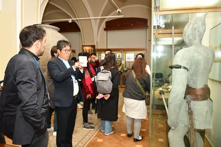 COP29 çərçivəsində Azərbaycana gələn xarici jurnalistlər tarixi, mədəni və nadir eksponatlarla tanış olublar