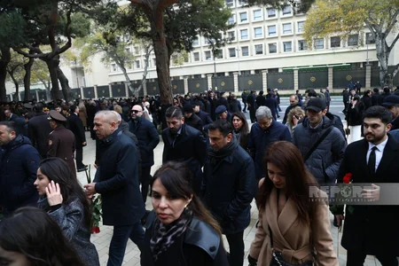 Azərbaycan xalqı Fəxri xiyabanda Ümummilli Liderin məzarını ziyarət edir