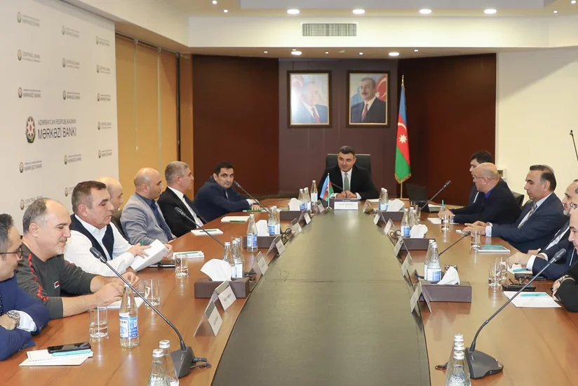 Chairman of Azerbaijan Central Bank holds meeting with economists