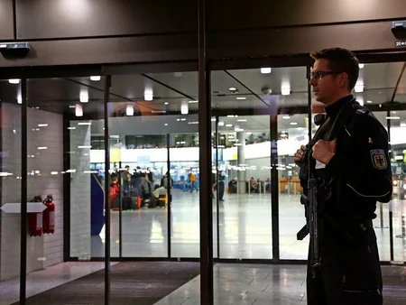 Almaniyada sürücü maşınla aeroport ərazisinə keçmək istəyib