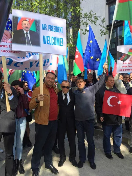 Azərbaycanlılar Brüsseldə Prezidentə dəstək aksiyası keçirib