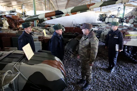 Министр обороны проверил боеспособность бронетехники в прифронтовой зоне