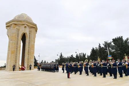 Prezident İlham Əliyev Şəhidlər xiyabanını ziyarət edib - FOTOLAR - YENİLƏNİB