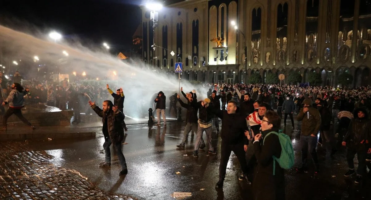 Gürcüstan xüsusi təyinatlıları etirazçıları parlamentin qarşısından dağıdıb, həbslər başlayıb - YENİLƏNİB - 2