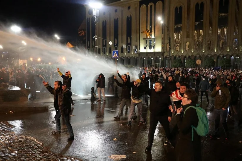 Gürcüstan xüsusi təyinatlıları etirazçıları parlamentin qarşısından dağıdıb, həbslər başlayıb - YENİLƏNİB - 2