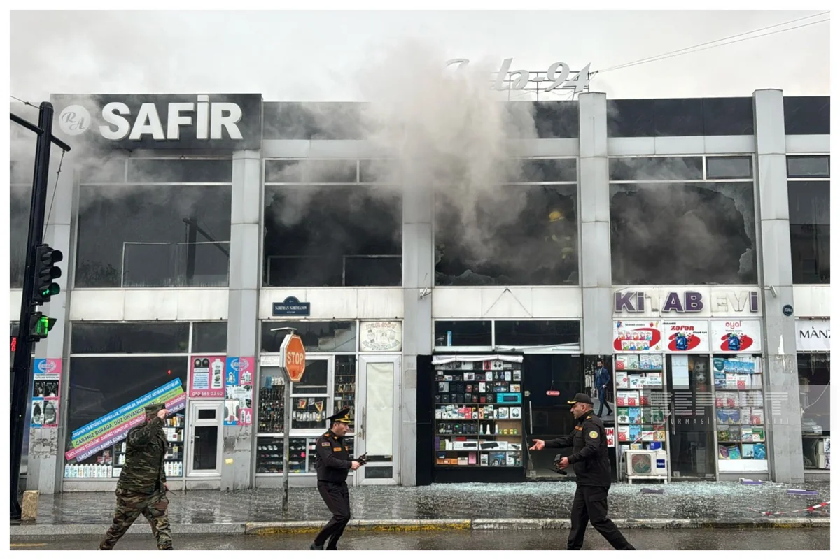 Sumqayıtda ticarət mərkəzində yanğın söndürülüb - YENİLƏNİB-2