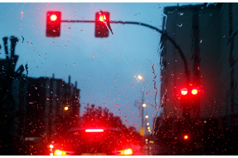 Yağışlı hava Bakıda bir neçə küçə və prospektdə işıqforların işində problem yaradıb