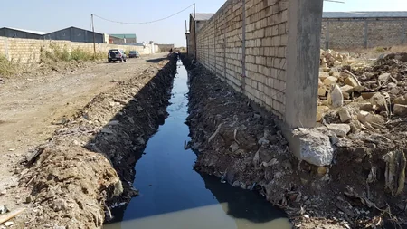 “Azərsu” balansında olmayan ərazidən keçən kanalı bərpa edir