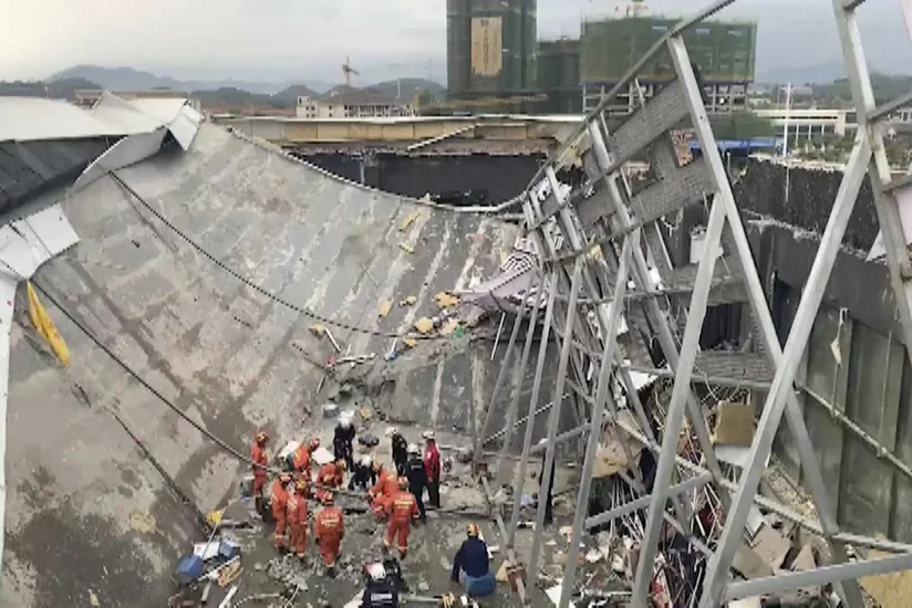 По меньшей мере три человека заблокированы под завалами рухнувшего дома в Китае