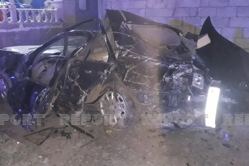 Kürdəmirdə baş verən qəzada avtomobil yararsız hala düşdü