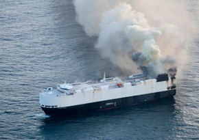 В Тихом океане загорелся автовоз с 3000 автомобилей