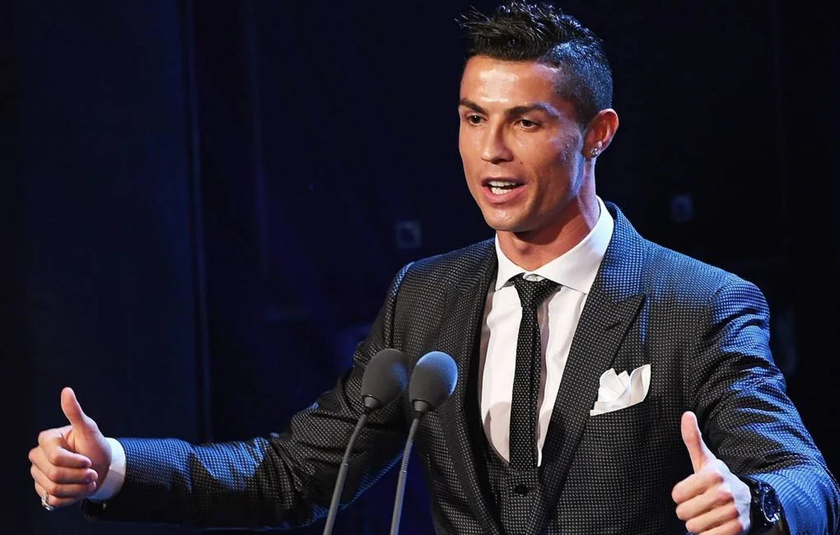 Роналду поздравил Нурмагомедова