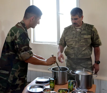 ​Azərbaycanın müdafiə naziri cəbhəboyu zonada yerləşən hərbi hissələrdə olub