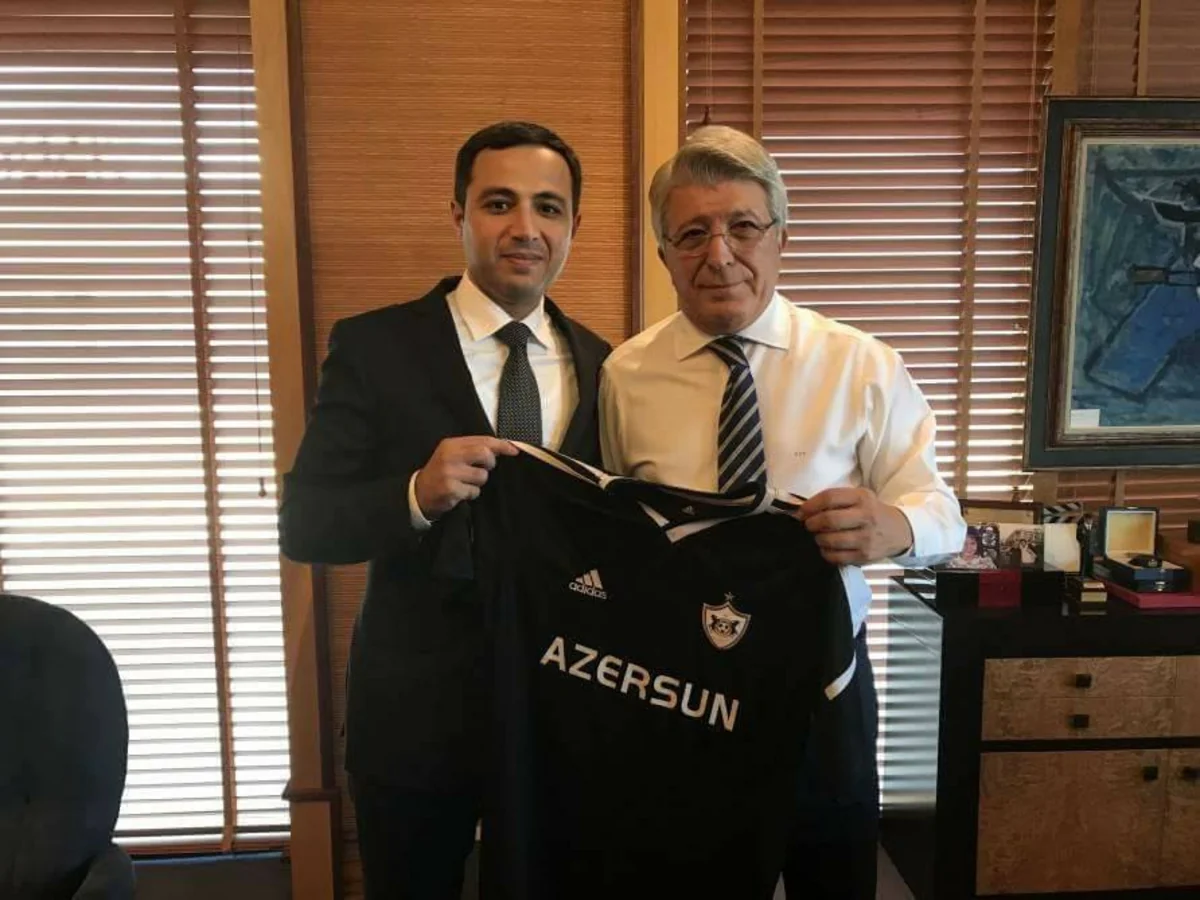 Azərbaycanın səfiri Atletikonun prezidentinə Qarabağın formasını hədiyyə edib
