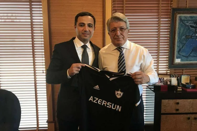 Azərbaycanın səfiri Atletikonun prezidentinə Qarabağın formasını hədiyyə edib
