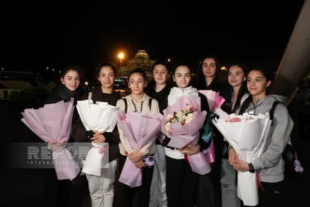 Avropa çempionatında olimpiadaya lisenziya qazanan bədii gimnastlar Vətənə qayıdıb