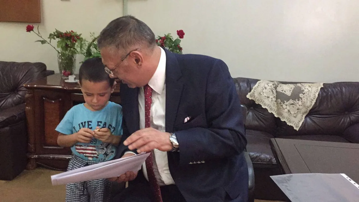 Konsul Zəbi Axundov İraqda saxlanılan azərbaycanlı uşağa baş çəkib