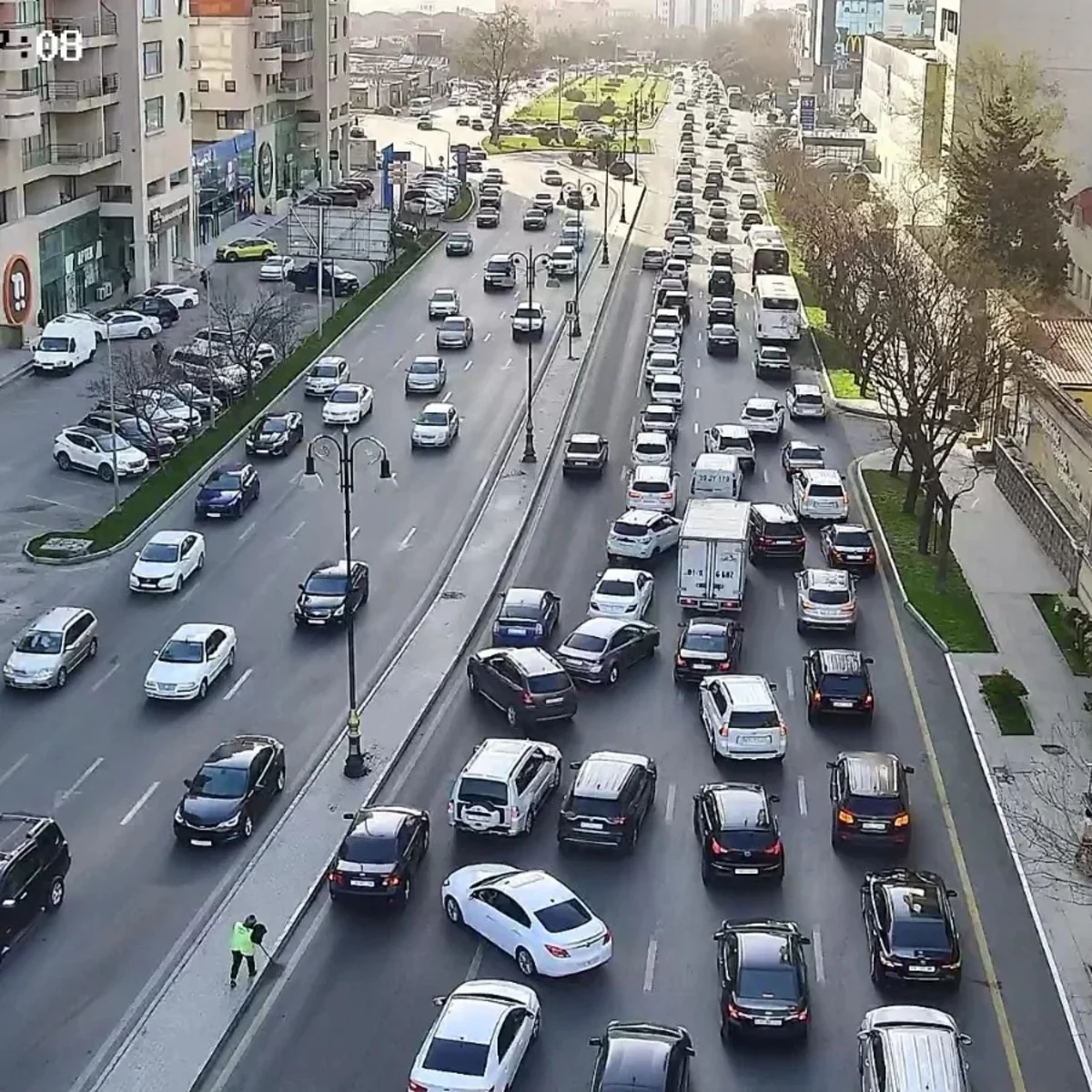 Bakının bir sıra yollarında tıxac yaranıb - SİYAHI