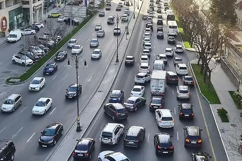 Bakının bir sıra yollarında tıxac yaranıb - SİYAHI