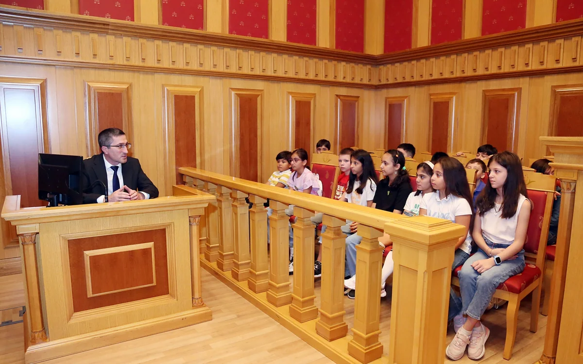 Ali Məhkəmədə “Açıq qapı” günü keçirilib, məktəblilər qurumun fəaliyyəti barədə məlumatlandırılıb