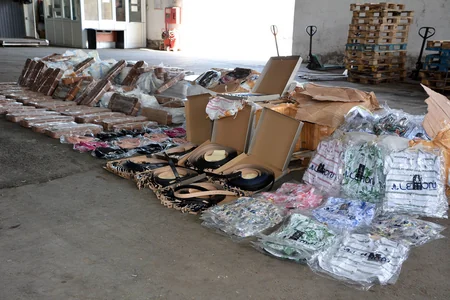 Azərbaycan gömrükçüləri külli miqdarda bəyan olunmamış mal aşkar edib - VİDEO