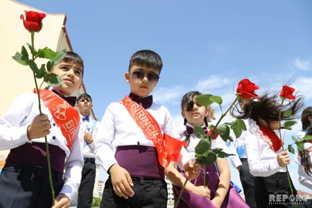 Təhsil naziri məcburi köçkün şagirdlərin Son zəngində  - FOTOREPORTAJ