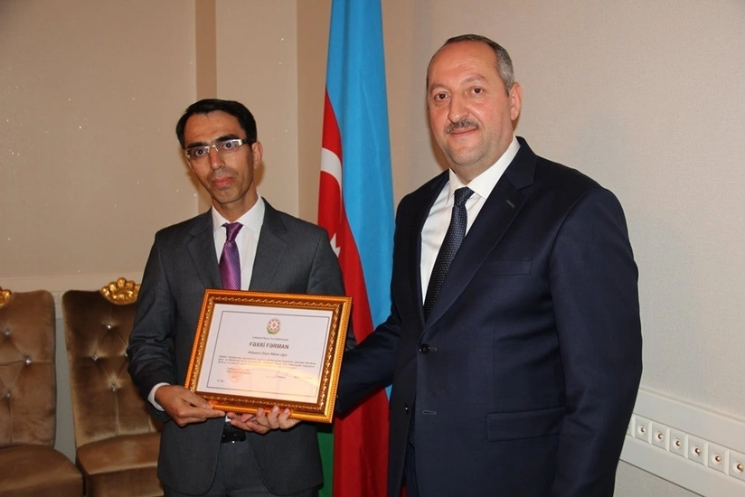 İcra başçısı “İlin gənc müəllimi” müsabiqəsinin qalibini təltif edib