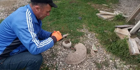 Qubada çaydaşlarından və bişmiş kərpicdən ibarət divar aşkarlanıb