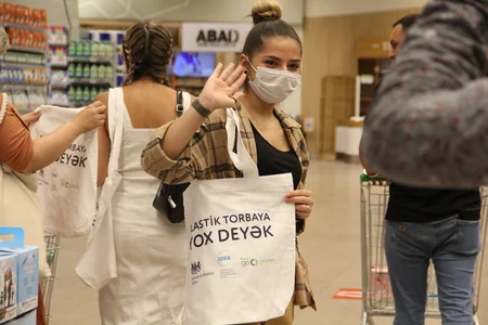 Plastiksiz iyul hərəkatı çərçivəsində alıcılara eko-çantalar paylanılıb