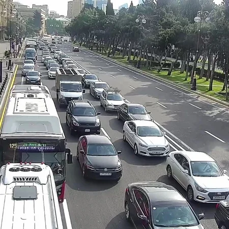 Bakının bir sıra yollarında tıxac yaranıb - SİYAHI