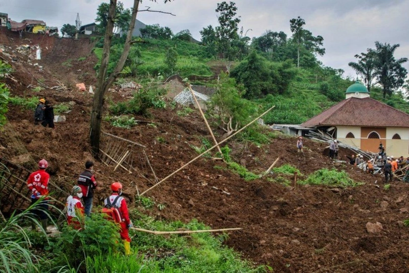 Число жертв оползня в Индонезии возросло до 18