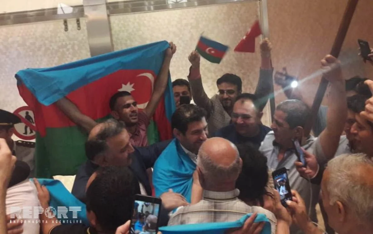 Fuad Abbasovu gətirən təyyarə Bakıya enib