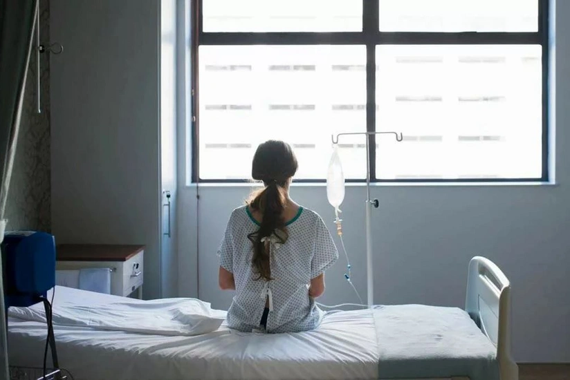 Bakıda sərnişin hərəkətdə olan avtomobildən yıxılaraq xəsarət alıb