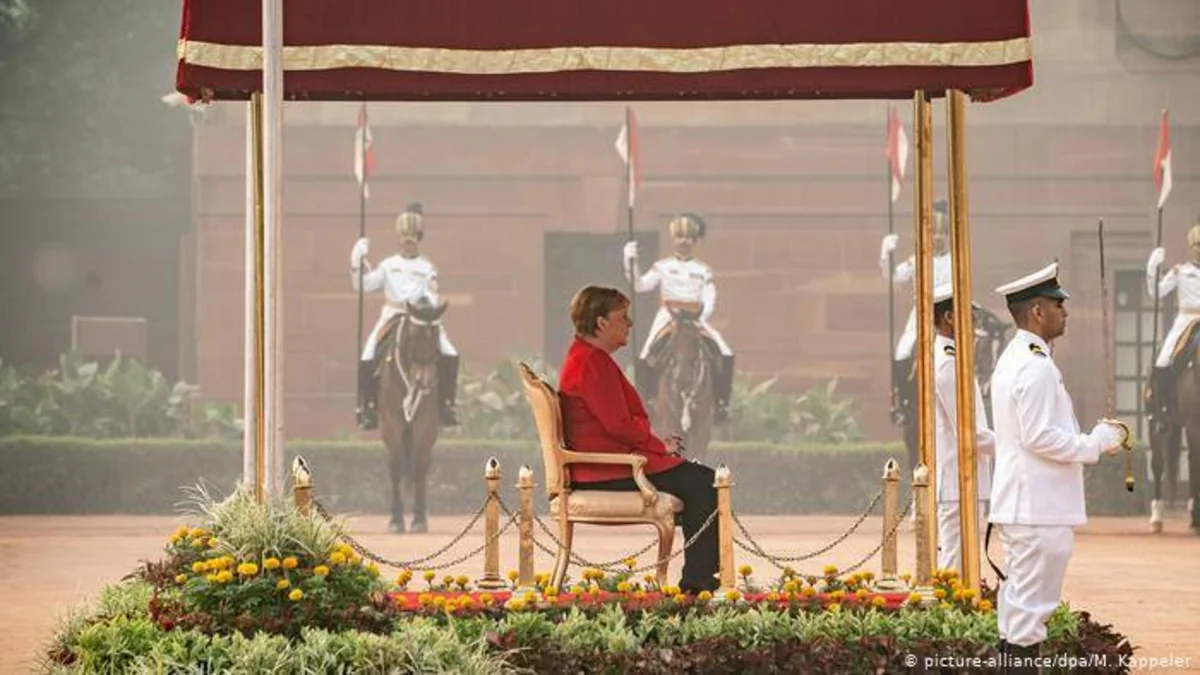 Merkel listens to hymns sitting at Gandhi memorial ceremony in India -VIDEO