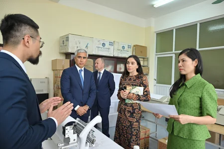 Leyla Əliyeva Hanoyda görmə qabiliyyəti məhdud şəxslər üçün məktəbdə olub