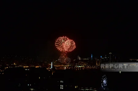 Bakıda Zəfər Günü ilə bağlı atəşfəşanlıq olub - YENİLƏNİB