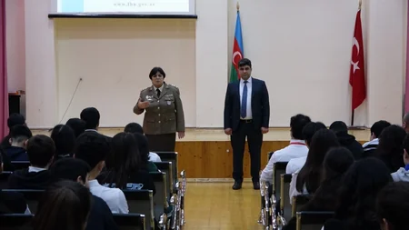 FHN məktəbdə təlim keçirib