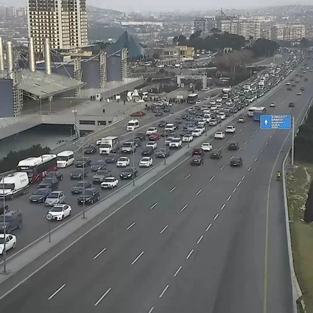 Bakının əksər yollarında nəqliyyatın hərəkətində tıxac yaranıb