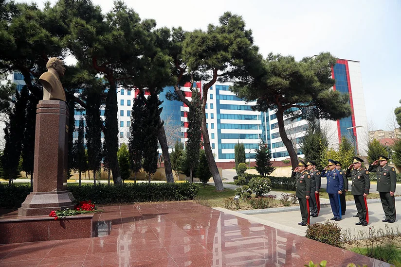 Zakir Həsənov hospitalda müalicə olunan hərbçilərə baş çəkib