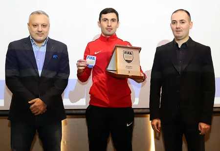 FIFA referilərinə emblemlər təqdim olunub