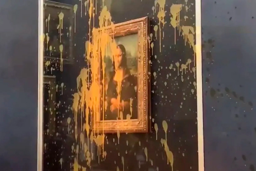 Mona Lisa: Protesters throw soup at da Vinci painting