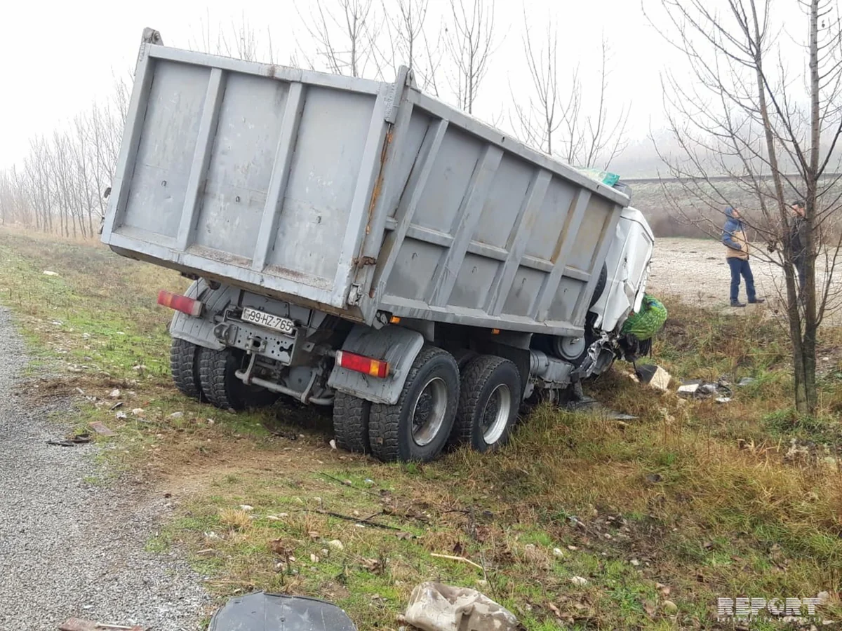 Şabranda Shacmanla mikroavtobus toqquşub, yaralananlar var