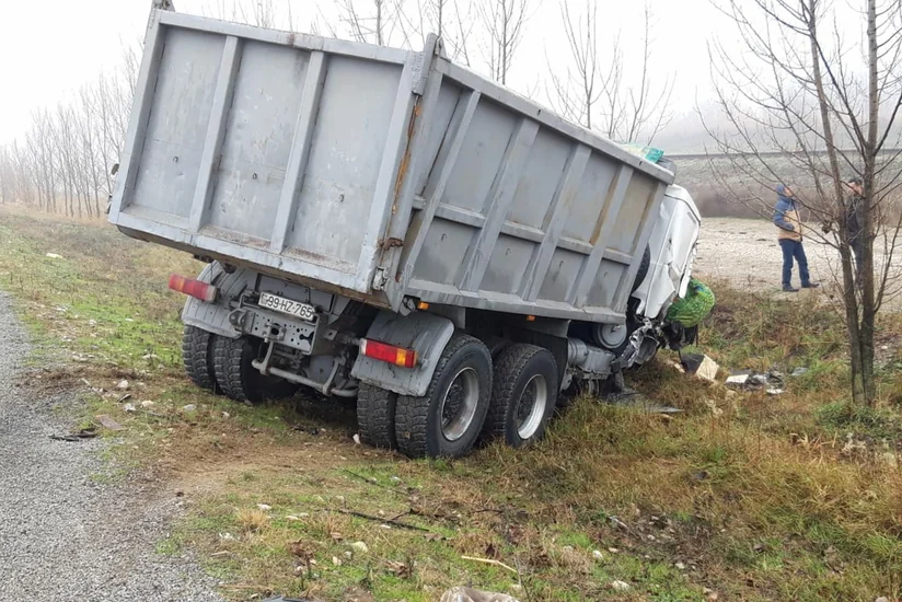 Şabranda Shacmanla mikroavtobus toqquşub, yaralananlar var