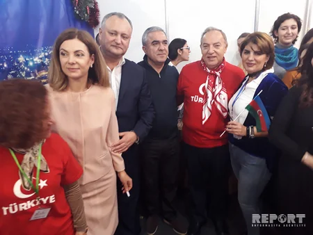 Moldovan president visits Azerbaijani stand at Christmas Charity Fair