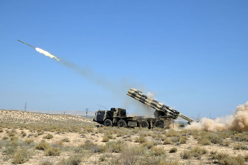 Azərbaycan Ordusunda “Smerç” reaktiv yaylım atəşi sistemli texnikalarından döyüş atışları icra edilib